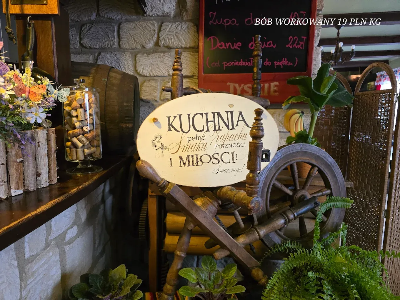 Wnętrze i dania Karczmy Piastowskiej